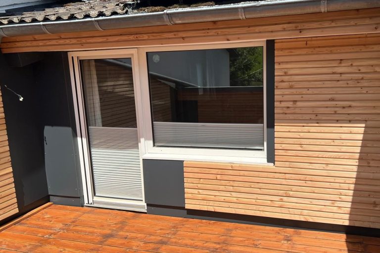 Fassade mit Holz gestaltet